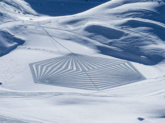 規模に驚かされる 足跡で描く雪上のモチーフアート | DesignWorks デザインワークス